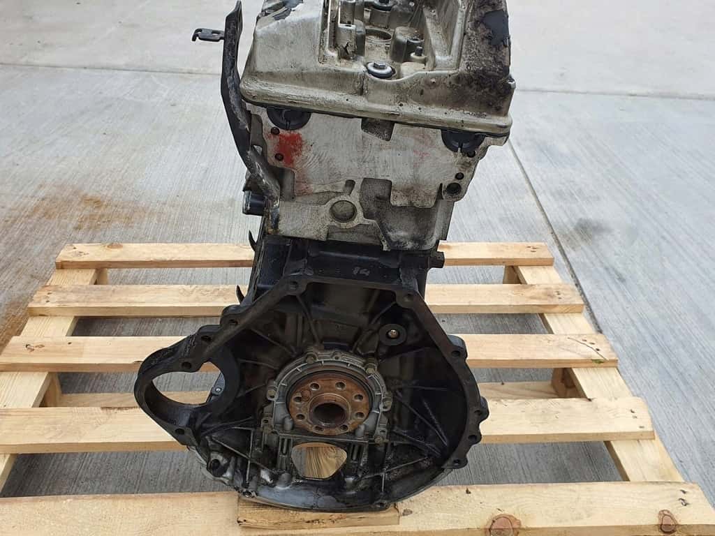 Moteur M 104.990 vue 2