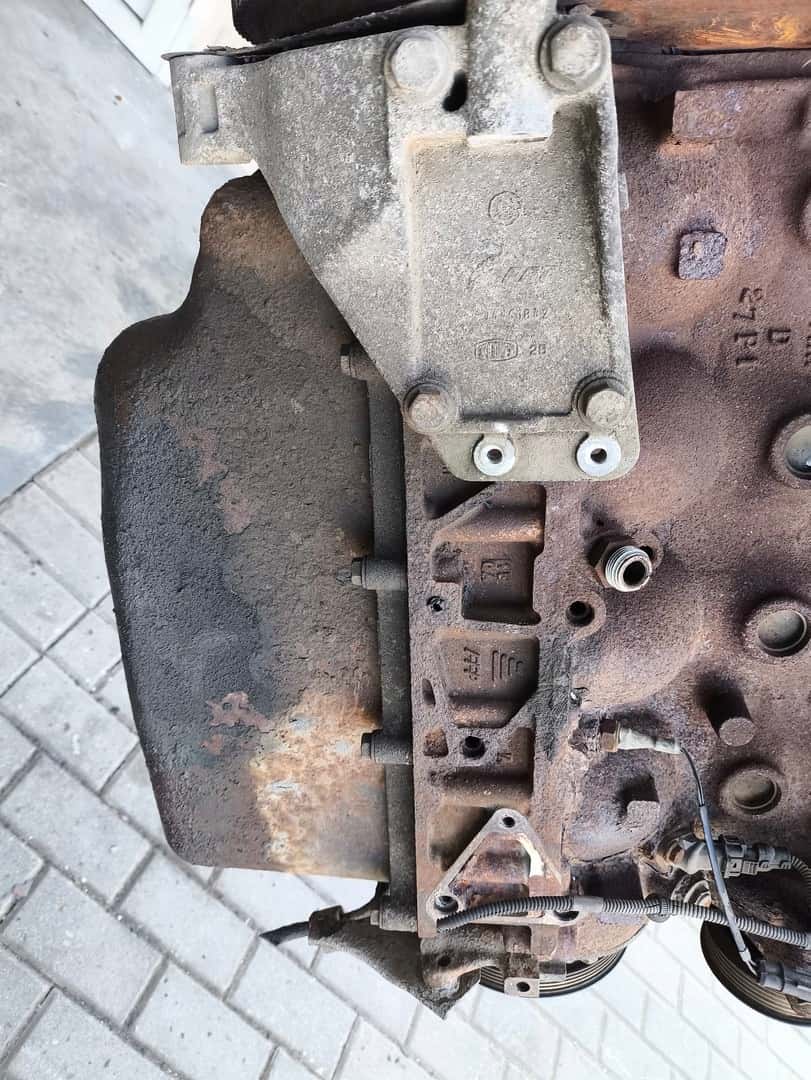 Moteur F1CE0481D (F30DT) vue 8