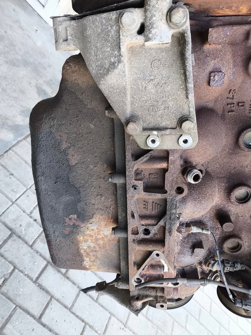 Moteur F1CE0481D (F30DT) — vue 8